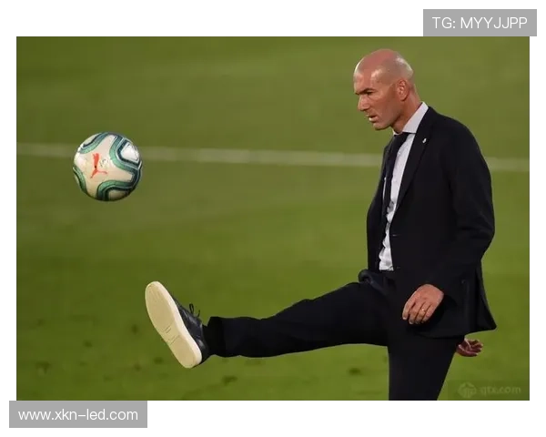 逆境中的足球明星：如何在困境中重塑自我与荣耀