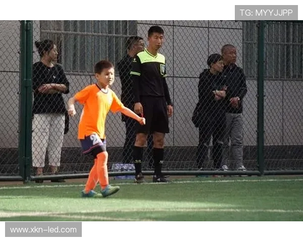 黑人足球明星小钢炮的传奇人生与赛场风采揭秘